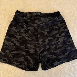 Men’s lululemon surge black camo athletic shorts